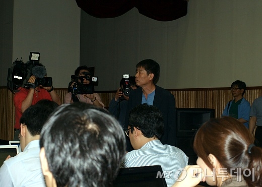 국토교통부는 12일 오후 2시 경기도 안양시 동안구 국토연구원 G20홀에서 '행복주택 의견수렴을 위한 공청회'를 개최했다. 공청회에 참석한 한 주민대표가 강하게 반발하고 있다./사진=송학주 기자