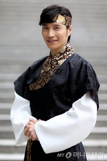 잘생긴 외모 덕분에 '꽃다현', 많은 작품을 소화하며 소처럼 일한다 해서 '소다현'이란 별명까지 얻은 김다현. 이번 '해품달'까지 포함하면 지난 2년 동안 모두 9편의 작품에 출연했지만, 결코 작품 선별에 신중하지 못한 게 아니다. 다양한 작품을 만나고픈 배우로서의 열정과 그가 무엇보다 중요하게 생각하는 사람에 대한 의리 때문이라는 것.
그는 "무대에서의 경험이 가장 좋은 훈련이고 연습이라 생각한다"며 "훌륭한 작품과 좋은 제작진을 만난다면 더 많은 뮤지컬에 계속 도전해보고 싶다"고 했다. /사진(용인)=이기범 기자