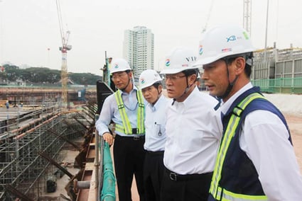 허명수 GS건설 사장이 지난해 9월 싱가포르 NTF 병원 신축 공사장을 방문해 현장 관계자들과 함께 현장을 살펴보고 있다.