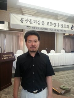 박문원 홍산문화학술원장이 지난 14일 열린 홍산문화유물 공개 고증결과 발표회에 앞서 포즈를 취했다. /사진=박창욱 기자