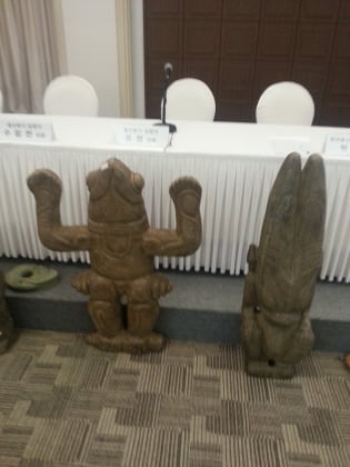 홍산문화의 대형 옥기유물들.