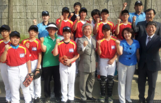 최보선 서울시의회 교육의원이 3일 서울 마포구 창천중을 방문해 학교스포츠클럽 야구 경기를 참관했다. 최 의원(사진 가운데 회색 정장), 성계숙 서울시교육청 장학관(학생 한 명 건너 오른쪽), 송태영 창천중 교장(그 오른쪽), 김양경 한국연식야구연맹 회장(그 뒤) 등이 창천중 학교스포츠클럽 야구 선수들과 자리를 함께 했다. /사진=정도원 기자