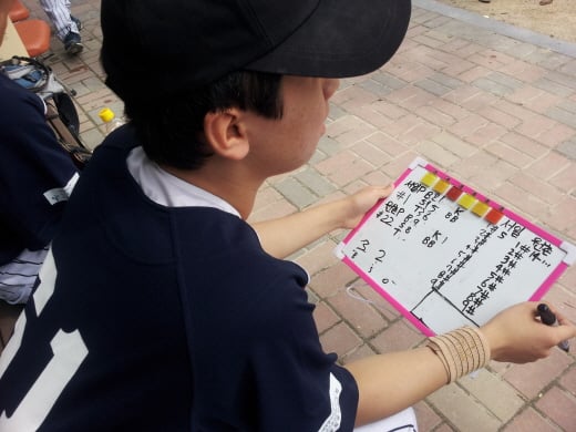 1일 서울 서초구 반포동 원촌중학교에서 열린 서울시교육감배 학교스포츠클럽 야구 원촌중 대 서일중 경기에서 한 원촌중 학생이 경기의 기록을 하고 있다. /사진=정도원 기자