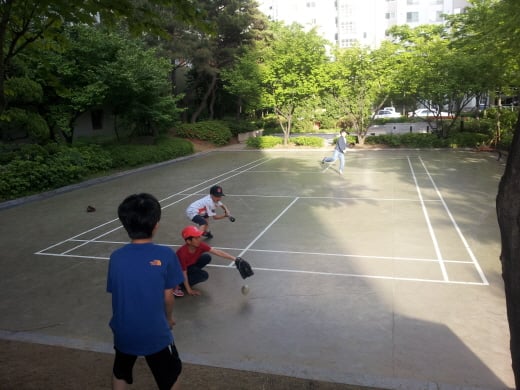 서울의 한 아파트 단지 공터에서 야구 놀이를 하고 있는 미취학 아동들. 이들이 초등학교에 입학하고나서, 나아가 중·고등학교에 가서도 이렇게 즐겁게 야구를 하며 인성도 함양하고 학업 스트레스를 건전하게 해소할 수 있을까. 학교스포츠클럽 활성화의 성패에 그 답은 달려 있을 것이다. /사진=정도원 기자