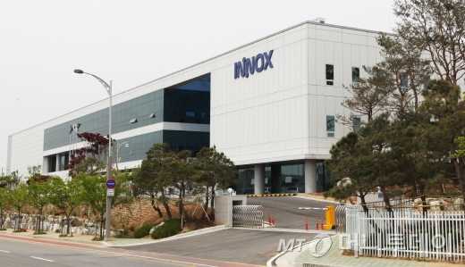 충남 아산에 위치한 이녹스 사옥. 이녹스는 2010년 유상증자를 통해 대규모 설비증설을 단행, 지금의 아산 사옥으로 이전해 괄목할 만한 성장을 이뤘다.//사진제공=이녹스