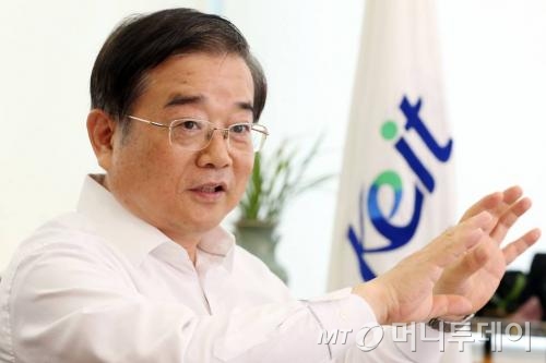 이기섭 한국산업기술평가관리원장이 지난 13일 서울 역삼동 한국기술센터 집무실에서 머니투데이와 인터뷰 하고 있다./사진=이기범기자