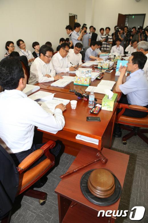 지난 14일 서울 여의도 국회 정무위원회 법안심사소위원회에서 의원들이 특정금융거래정보의 보고 및 이용 등에 관한 법률(FIU법) 개정안과 하도급거래공정화법 개정안에 대해 논의하고 있다./사진=뉴스1제공