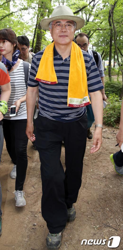 문재인 민주당 의원이 16일 오전 서울 강북구 북한산에서 지난 대선 당시 담당기자들과 둘레길을 걷고 있다./사진=뉴스1제공