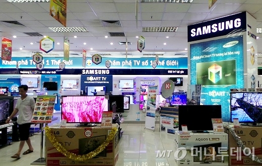 베트남 하노이 '피코' 매장 2층에 마련된 삼성전자 부스에선 다양한 스마트TV를 전시 및 판매하고 있다. /사진=정지은 기자
