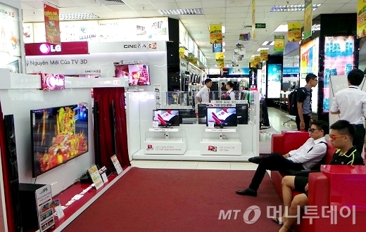 베트남 현지인들이 '피코' 매장 2층에 마련된 LG전자 부스에서 시네마 3D TV를 체험하고 있다. /사진=정지은 기자