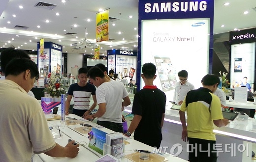 베트남 하노이 '피코' 매장 1층 삼성전자 휴대폰 매장에서 현지인들이 제품을 살펴보고 있다. /사진=정지은 기자