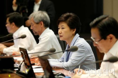 박근혜 대통령은 17일 청와대에서 수석비서관회의를 주재했다.