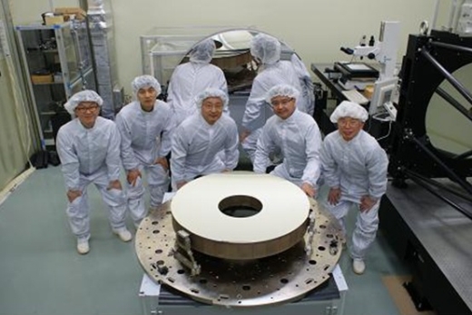 KRISS-KARI 연구자들이 국산화에 성공한 800mm 반사거울 뒤에서 포즈를 잡고 있다/사진=미래부