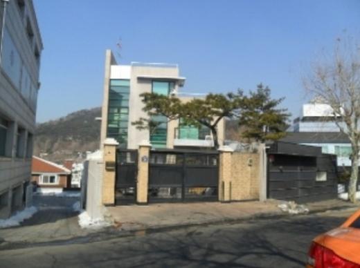 가수 송대관 소유의 서울 이태원동 단독주택.(지지옥션 제공)  News1