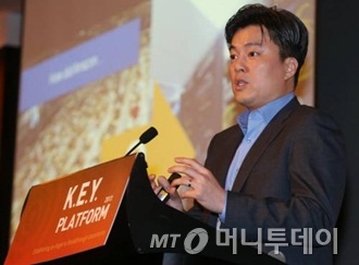 크리스 장 아마존 웹 서비스 한국 대표가 19일 오전 서울 여의도 콘래드호텔에서 열린 머니투데이 창사 14주년 기념 글로벌 컨퍼런스 '키(K.E.Y) 플랫폼' 기술 분과 세션에서 '클라우드 베이스 이노베이션의 한국 현황과 성공사례 공유'를 주제로 강연을 하고 있다./사진=이동훈 기자