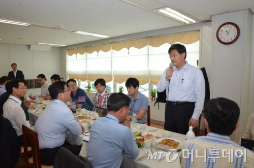 서승환 국토부 장관(가장 오른쪽 서있는 이)이 취임 100일을 맞아 기자간담회를 갖고 있다.