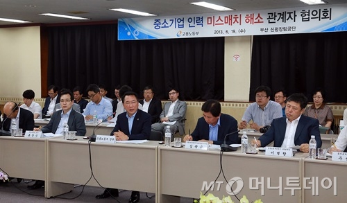 방하남 고용노동부 장관이 '중소기업 인력 미스매치 해소 협의회'에 참석해 구직자 애로사항을 듣고 발언하고 있다. /사진=고용노동부 제공
