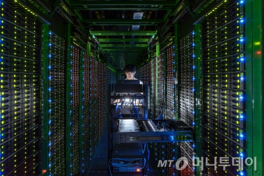 서버가 저장돼있는 서버룸/사진제공=NHN