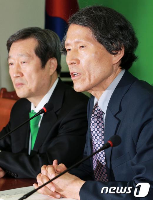 한상진 전 민주당 대선평가위원장(오른쪽). 2013.4.9/뉴스1  News1 오대일 기자