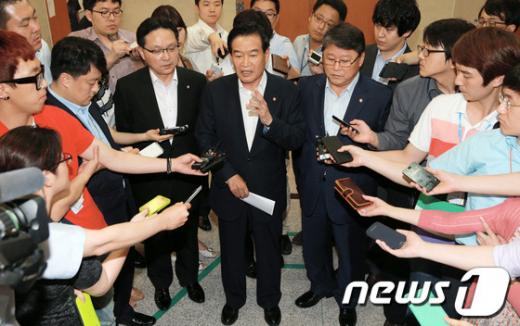 서상기 국회 정보위원장과 새누리당 정보위 소속 의원들이 20일 오후 서울 여의도 국회 정론관에서 고 노무현 전 대통령의 NLL 대화록 열람과 관련한 입장을 밝힌 뒤 취재진의 질문에 답하고 있다. 2013.6.20/뉴스1  News1 오대일 기자