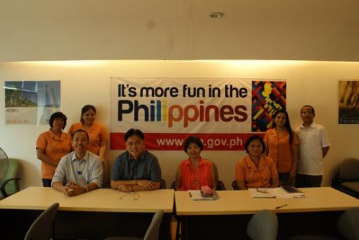 ↑필리핀 은퇴청 사무실에서 베르디그노 아티엔자 총괄 책임자(앞줄 왼쪽 두번째)가 직원들과 함께 있는 모습.