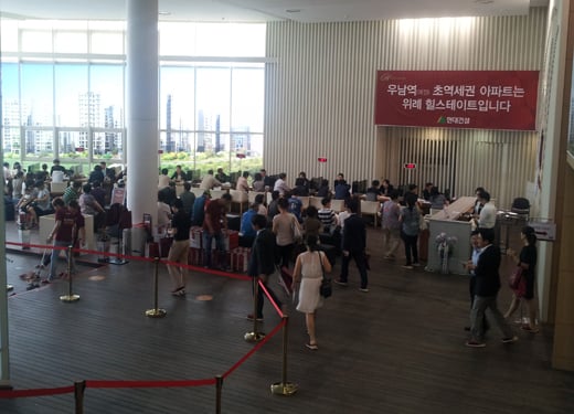 현대건설 위례힐스테이트 모델하우스를 방문한 수요자들이 상담을 기다리고 있다. / 사진=민동훈 기자