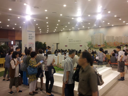 삼성물산 래미안 위례신도시를 찾은 방문자들이 유니트를 둘러보고 있다. / 사진=민동훈 기자