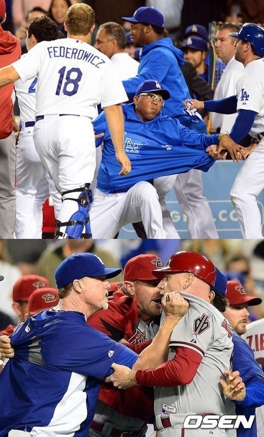 ↑다저스 선수들이 흥분한 벨리사리오를 말리고 있다(사진 위). 마크 맥과이어 다저스 타격 코치가 맷 윌리엄스 애리조나 3루 코치와 몸싸움을 펼치고 있다(아래). ⓒ 사진=OSEN