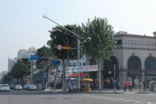 행복주택 목동지구 건설을 반대한다는 내용의 현수막이 양천구 거리 곳곳에 걸려 있다./ 사진=전병윤 기자