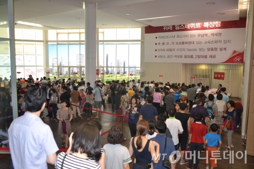 지난 21일 문을 연 '위례 힐스테이트' 모델하우스를 찾은 내방객들. / 사진제공=현대건설
