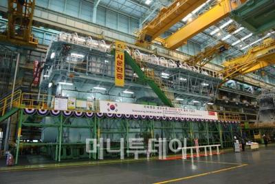 컨테이너선에 장착될 엔진을 만드는 두산엔진 공장 모습./사진제공=두산엔진