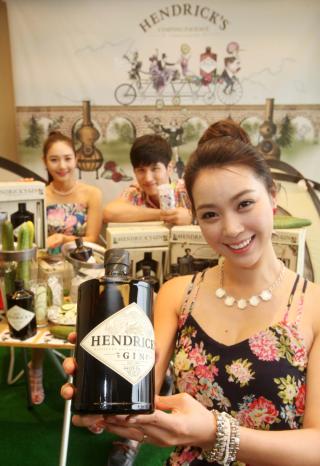 K2오렌지재능기부단과 사회복지사가 청소년들과 함께 점심식사를 준비하고 있다.