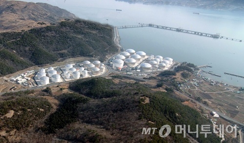 오일허브코리아 여수에는 총 36기의 원유탱크가 있다. 저장용량은 820만배럴이다. /사진=한국석유공사