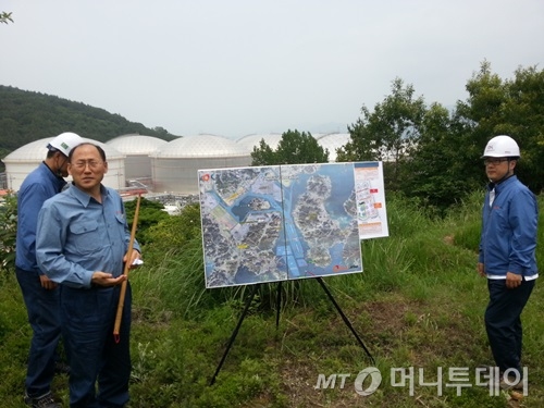 오일허브코리아 여수 관계자들이 원유탱크지역에서 사업설명을 하고 있다.