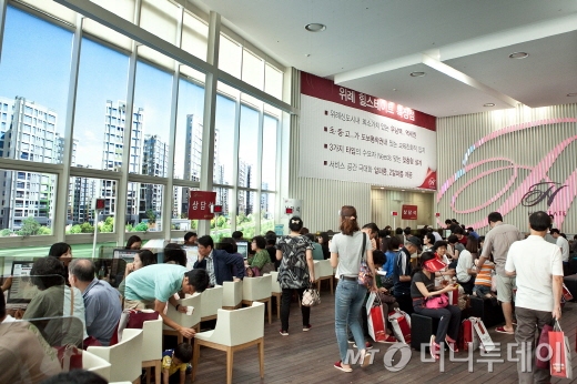 '위례 힐스테이트' 모델하우스에서 분양 상담을 받는 내방객 모습./ 사진제공=현대건설