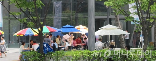 24일 래미안 위례신도시 모델하우스 앞에 '떴다방'이 파라솔을 치고 청약자들을 상대로 상담하고 있다. /사진=지영호 기자