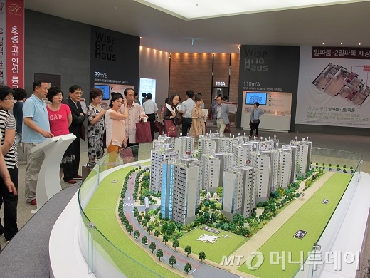 24일 강남구 도곡동에 위치한 위례 힐스테이트 모델하우스를 찾은 예비 청약자들이 모형을 둘러보고 있다./사진=지영호 기자