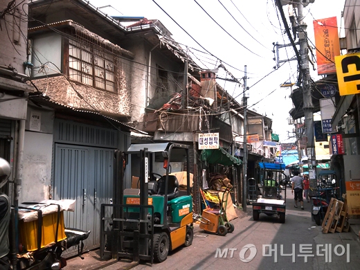 서울 종로구 세운상가 일대에 밀집한 노후 상가들 전경. / 사진 = 이재윤 기자.