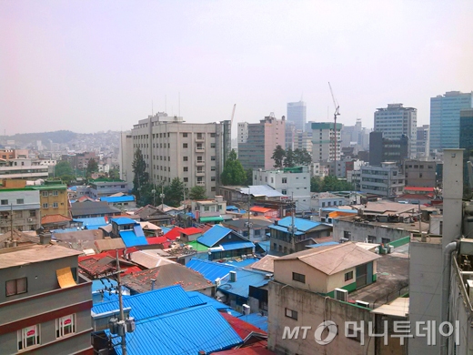 서울 종로구 세운상가 일대 노후된 상가들이 밀집해 있다. / 사진 = 이재윤 기자.