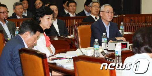 남재준 국가정보원장이 25일 오전 국회 정보위원회에 출석해 남북정상회담 대화록 전문 공개 적법성 여부에 대한 의원들의 질의를 들으며 생각에 잠겨 있다./사진=뉴스1제공