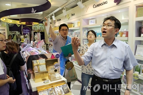 변종립 에너지관리공단 이사장이 가게 내부 온도를 점검하고 있다. 이 가게는 냉방기를 끈 채 문을 열고 영업중이었다. /사진=이동훈 기자