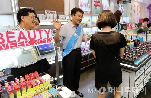 변종립 에너지관리공단 이사장이 문 열고 냉방영업 중인 명동의 한 화장품가게를 찾아 협조를 요청하고 있다. / 사진= 이동훈 기자