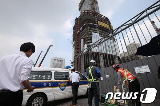 26일 오전 10시 30분쯤 서울 송파구 잠실 제2롯데월드 건설현장으로 경찰과 국립과학수사연구소 차량이 전날 벌어진 구조물 붕괴사고 현장 정밀감식을 위해 들어서고 있다. 지난 25일 오후 3시쯤 서울 송파동 '롯데월드타워' 건축 현장 43층에서 거푸집이 떨어지면서, 작업 중이던 인부 1명이 추락해 숨지고 5명이 다쳤다. /사진=뉴스1