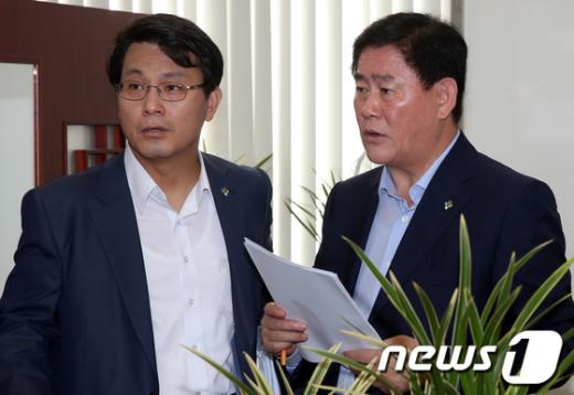 최경환 새누리당 원내대표와 윤상현 원내수석부대표가 27일 서울 여의도 국회 원내대표실에서 열린 상임위간사단·정조위원단 회의에서 대화를 하고 있다. 2013.6.27/뉴스1  News1 송원영 기자