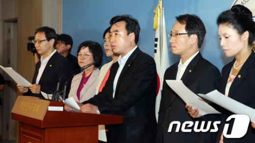 민주당 의원들이 28일 오전 서울 여의도 국회 정론관에서 NLL 국가정보원 국기문란 관련 긴급 기자회견에서 청문회를 즉각 실시할 것을 촉구하고 있다. 민주당 국회의원 74명은 성명을 통해 "7월 임시국회에서 NLL청문회 등 취할 수 있는 모든 조치를 해야한다"고 말했다./사진=뉴스1제공