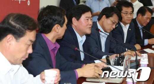 새누리당 최경환 의원이 28일 원내대책회의에서 발언하고 있다/사진=뉴스1