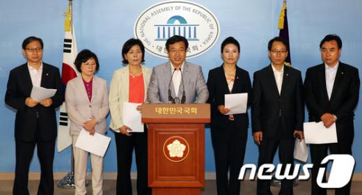 민주당 의원 74인이 28일 NLL 의혹에 대해 7월 임시국회 개최와 NLL 청문회 개최를 요구하고 있다.
