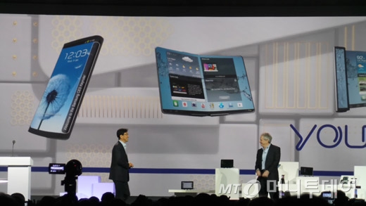 지난 3월9일(현지시간) CES가 열리는 미국 라스베가스에서 우남성 삼성전자 시스템LSI 사업부 사장이  휘는 디스플레이 'YOUM(윰)'을  선보여 큰 관심을 받았다.