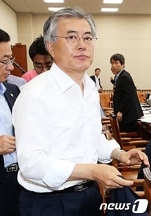 문재인 민주당 의원이 30일 현재 국가기록관에 보관돼있는 2007년 남북정상회담 대화록 원본 열람 결과, 노 전 대통령의 'NLL포기' 발언이 사실로 드러날 경우 정계를 은퇴하겠다고 전격 선언했다. 사진은 지난 24일 국회 기획재정위원회 전체회의에 출석한 문 의원./사진=뉴스1제공