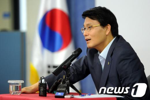 윤상현 새누리당 원내수석부대표가 30일 여의도 당사에서 기자간담회를 열었다./뉴스1